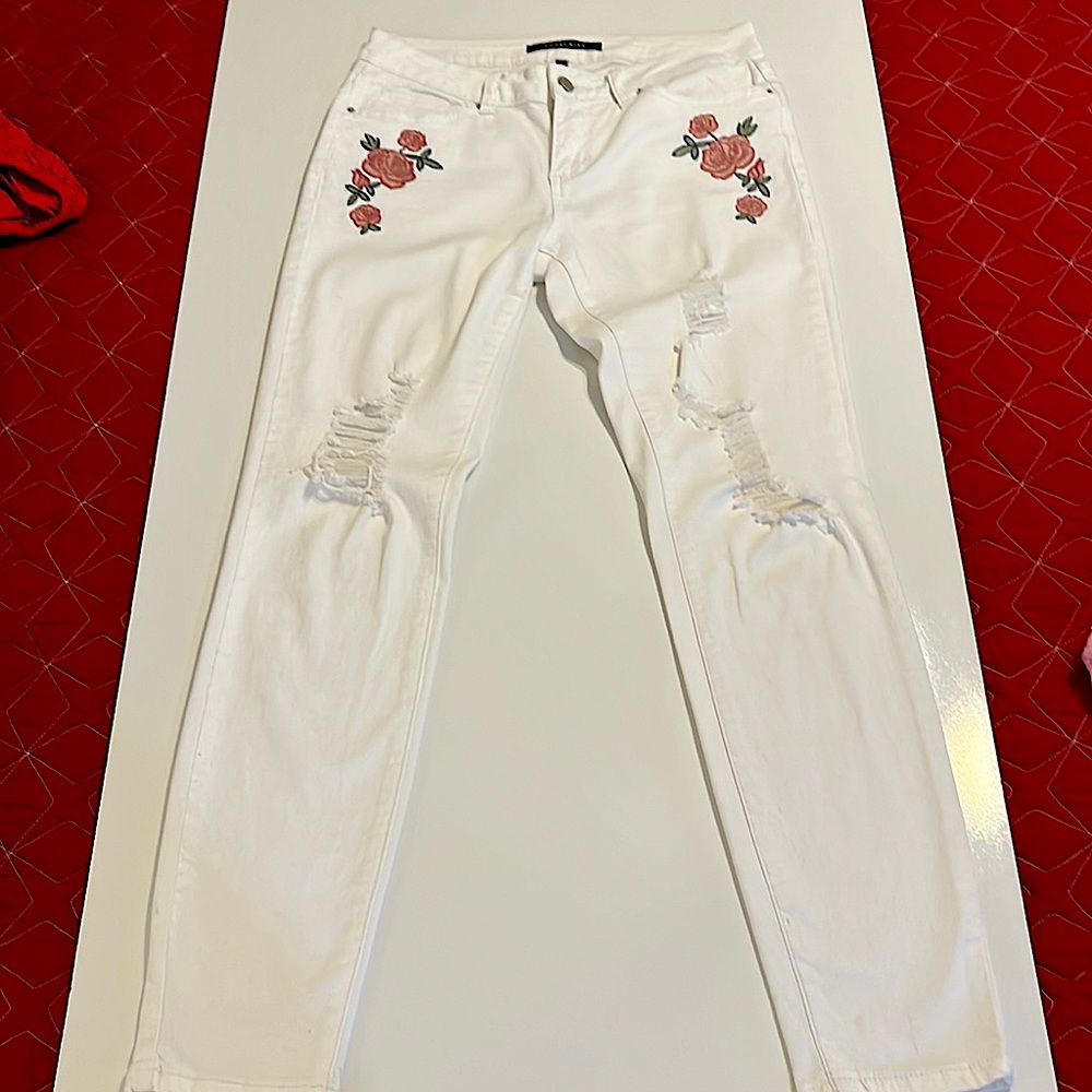Angel Kiss White Jeans with roses by pockets. Juniors / Women’s Size 7